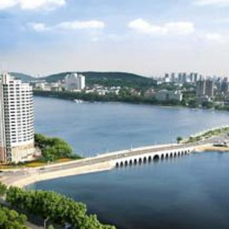 Hongyi Hotel Ухан Екстериор снимка