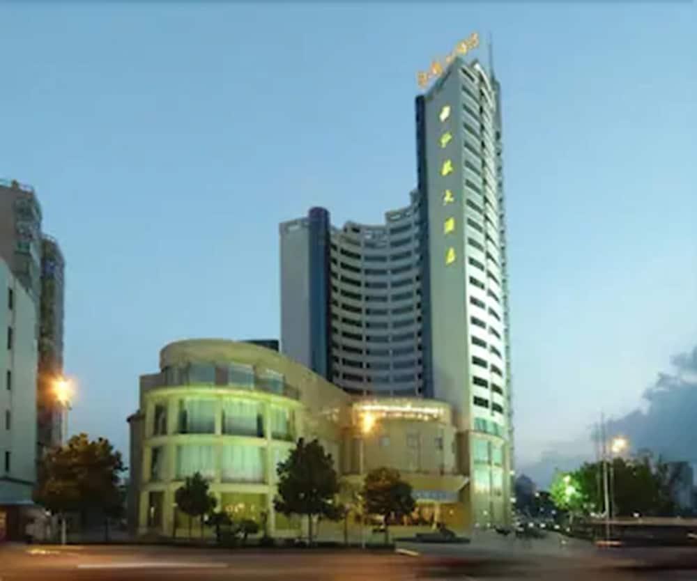 Hongyi Hotel Ухан Екстериор снимка