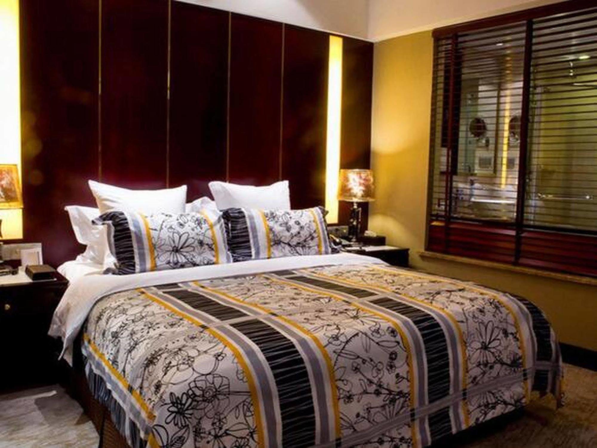 Hongyi Hotel Ухан Екстериор снимка